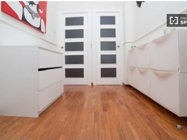 Se alquila habitación en piso de 5 dormitorios en Eixample