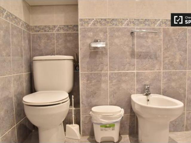 Se alquila habitación en piso de 5 dormitorios en Gran Vía, Valencia