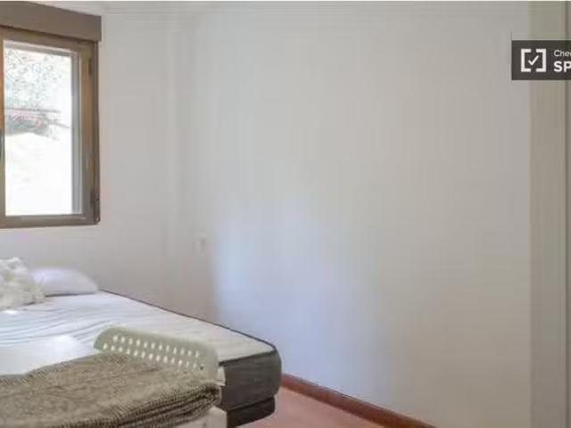 Se alquila habitación en piso de 5 dormitorios en La Elipa, Ma.