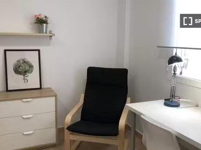 Se alquila habitación en piso de 5 dormitorios en Lavapiés, Ma.