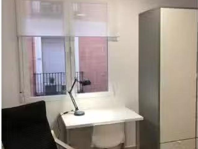 Se alquila habitación en piso de 5 dormitorios en Lavapiés, Ma.