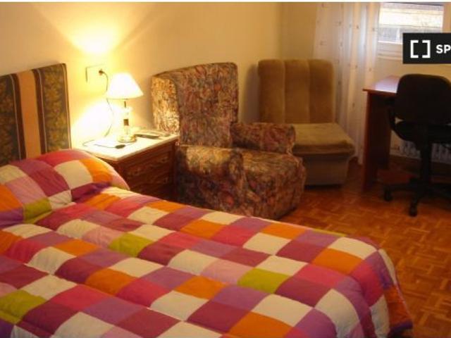 Se alquila habitación en piso de 5 dormitorios en Salamanca Mujeres