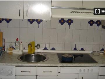 Se alquila habitación en piso de 5 dormitorios en Salamanca Mujeres