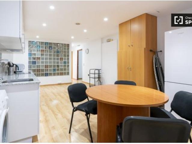 Se alquila habitación en piso de 5 dormitorios en Valencia