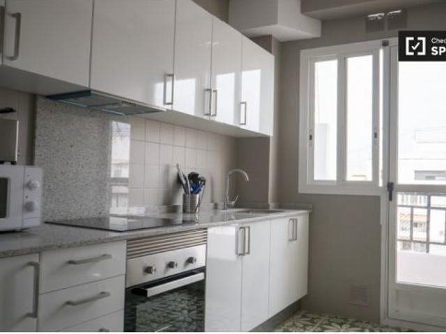 Se alquila habitación en piso de 5 dormitorios en Valencia
