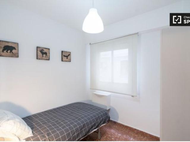 Se alquila habitación en piso de 5 dormitorios en Valencia