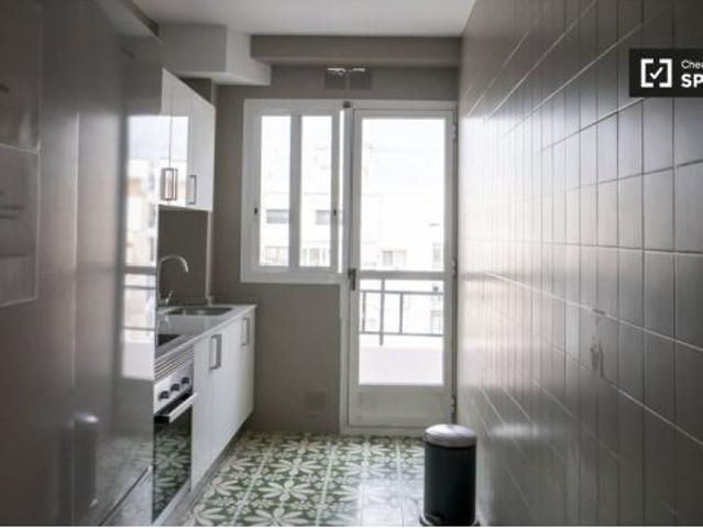 Se alquila habitación en piso de 5 dormitorios en Valencia