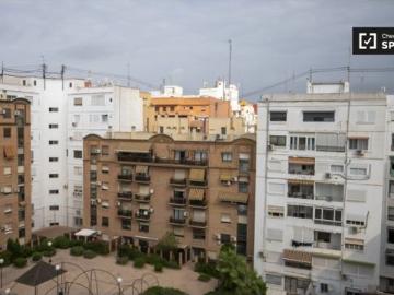 Se alquila habitación en piso de 5 dormitorios en Valencia
