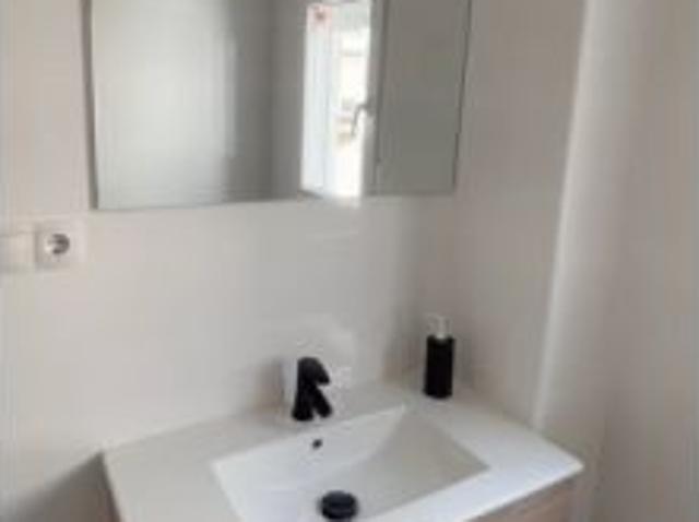 Se alquila habitación en piso de 5 habitaciones en Almería