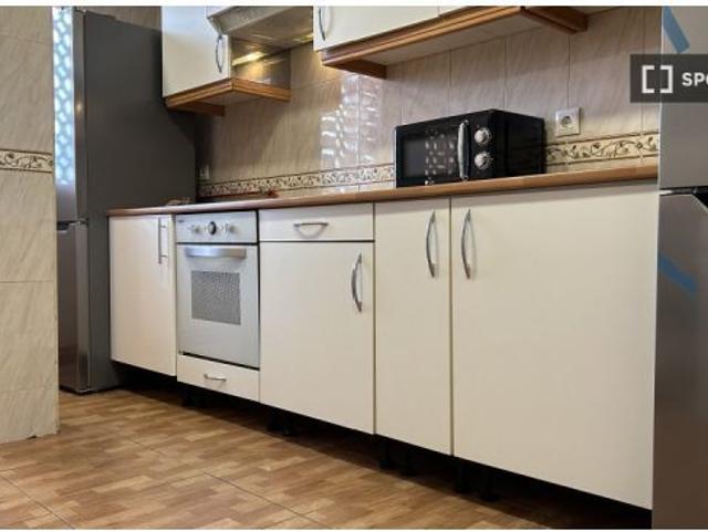 Se alquila habitación en piso de 5 habitaciones en Alcalá De Henares