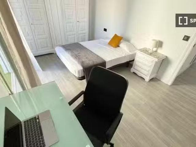 Se alquila habitación en piso de 5 habitaciones en Alicante