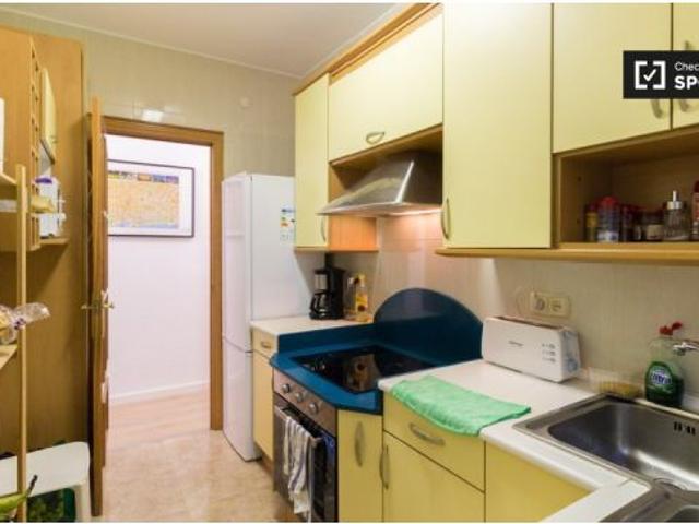 Se alquila habitación en piso de 5 habitaciones en Barcelona