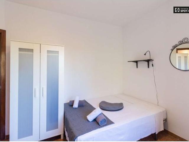 Se alquila habitación en piso de 5 habitaciones en Barcelona