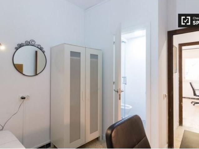 Se alquila habitación en piso de 5 habitaciones en Barcelona