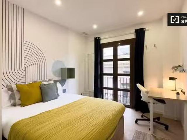 Se alquila habitación en piso de 5 habitaciones en Barcelona