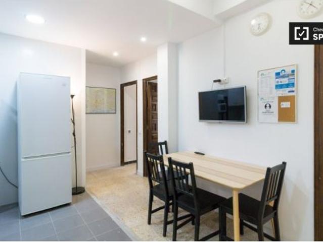 Se alquila habitación en piso de 5 habitaciones en Barcelona