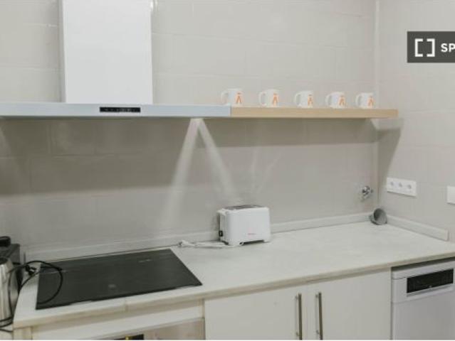Se alquila habitación en piso de 5 habitaciones en Barcelona