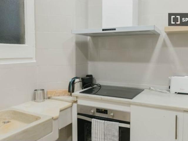 Se alquila habitación en piso de 5 habitaciones en Barcelona