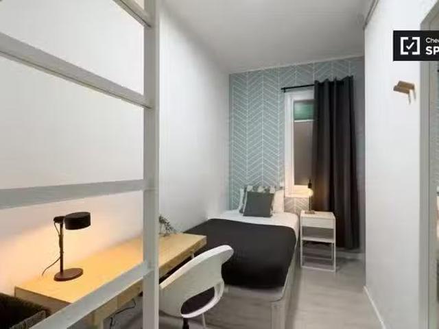 Se alquila habitación en piso de 5 habitaciones en Barcelona