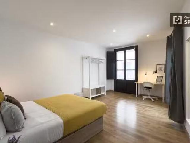 Se alquila habitación en piso de 5 habitaciones en Barcelona