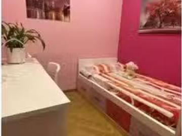 Se alquila habitación en piso de 5 habitaciones en Barcelona