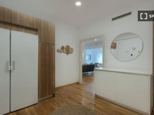 Se alquila habitación en piso de 5 habitaciones en Barcelona