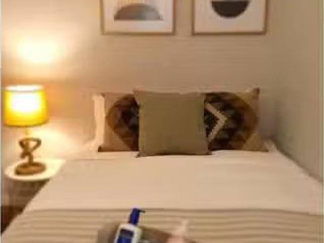 Se alquila habitación en piso de 5 habitaciones en Barcelona