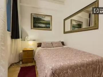 Se alquila habitación en piso de 5 habitaciones en Barcelona