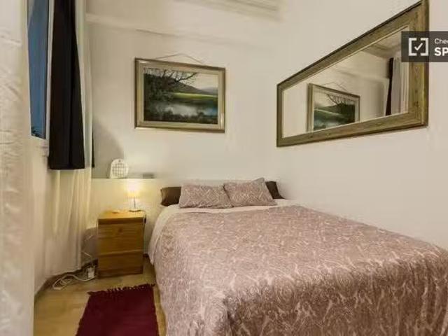Se alquila habitación en piso de 5 habitaciones en Barcelona