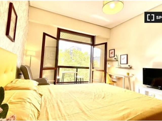 Se alquila habitación en piso de 5 habitaciones en Bilbao