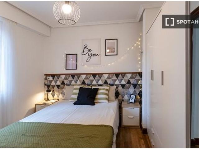 Se alquila habitación en piso de 5 habitaciones en Bilbao
