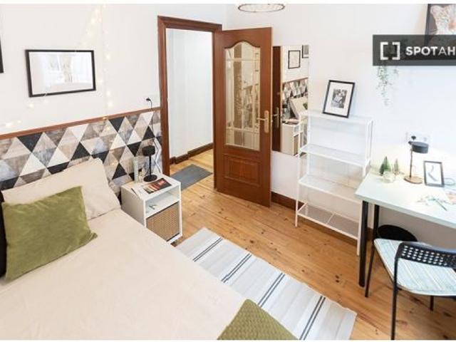 Se alquila habitación en piso de 5 habitaciones en Bilbao
