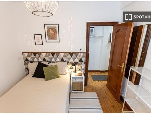 Se alquila habitación en piso de 5 habitaciones en Bilbao