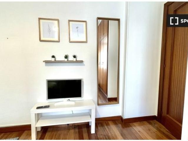 Se alquila habitación en piso de 5 habitaciones en Bilbao