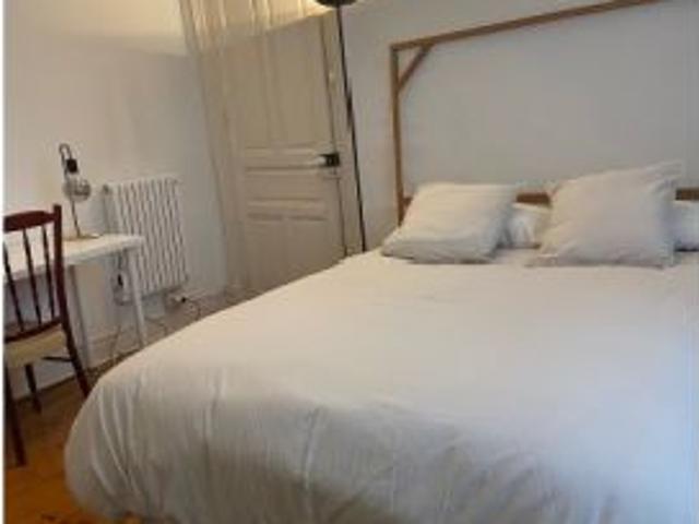 Se alquila habitación en piso de 5 habitaciones en Bilbao