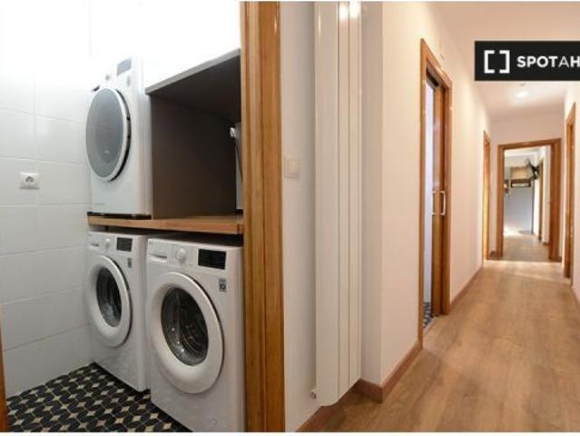 Se alquila habitación en piso de 5 habitaciones en Bilbao
