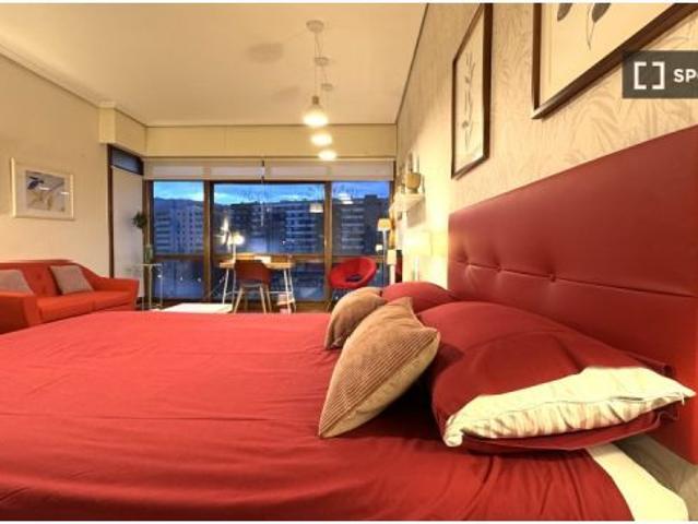 Se alquila habitación en piso de 5 habitaciones en Bilbao