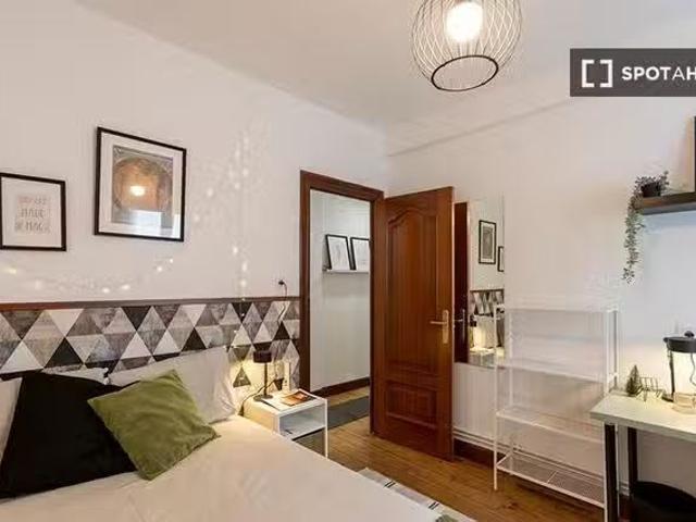 Se alquila habitación en piso de 5 habitaciones en Bilbao, Bil.