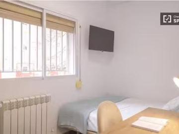 Se alquila habitación en piso de 5 habitaciones en Carabanchel.