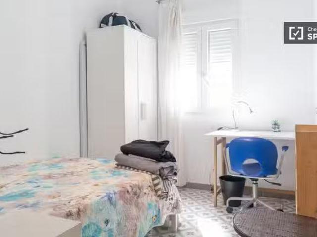 Se alquila habitación en piso de 5 habitaciones en Carabanchel.