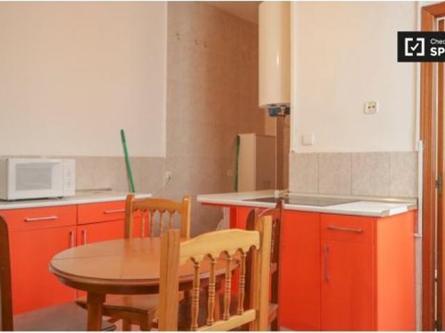 Se alquila habitación en piso de 5 habitaciones en La Latina