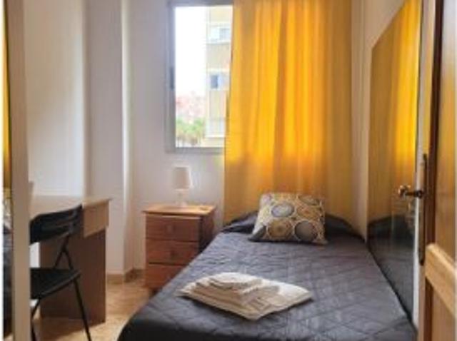 Se alquila habitación en piso de 5 habitaciones en Las Palmas de Gran Canaria