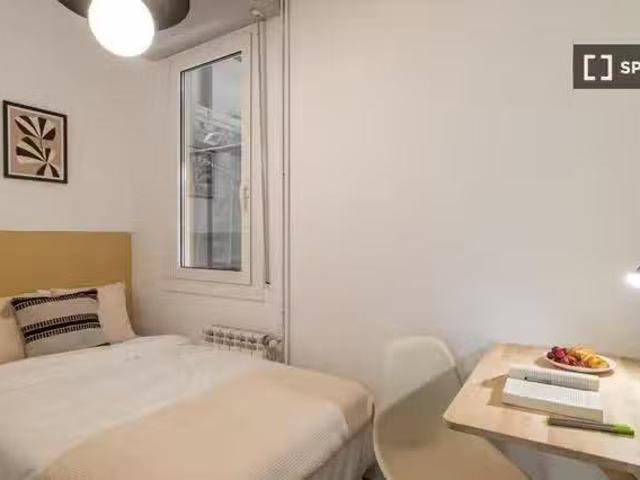 Se alquila habitación en piso de 5 habitaciones en L'Eixample.