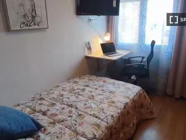Se alquila habitación en piso de 5 habitaciones en Madrid
