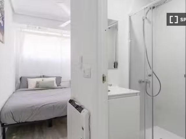 Se alquila habitación en piso de 5 habitaciones en Madrid