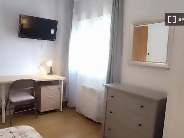 Se alquila habitación en piso de 5 habitaciones en Madrid
