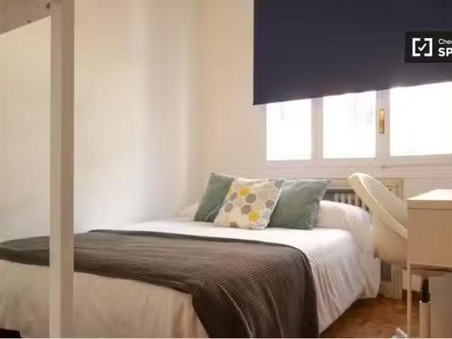 Se alquila habitación en piso de 5 habitaciones en Madrid
