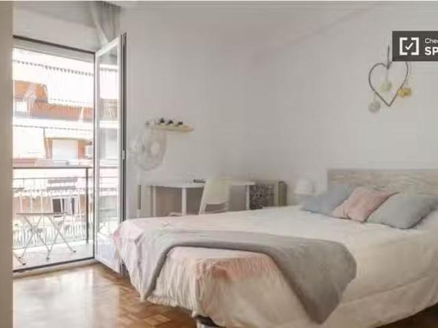 Se alquila habitación en piso de 5 habitaciones en Madrid
