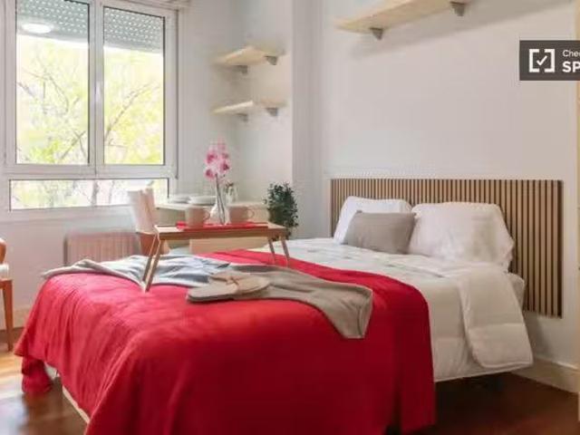 Se alquila habitación en piso de 5 habitaciones en Madrid