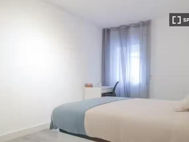 Se alquila habitación en piso de 5 habitaciones en Madrid